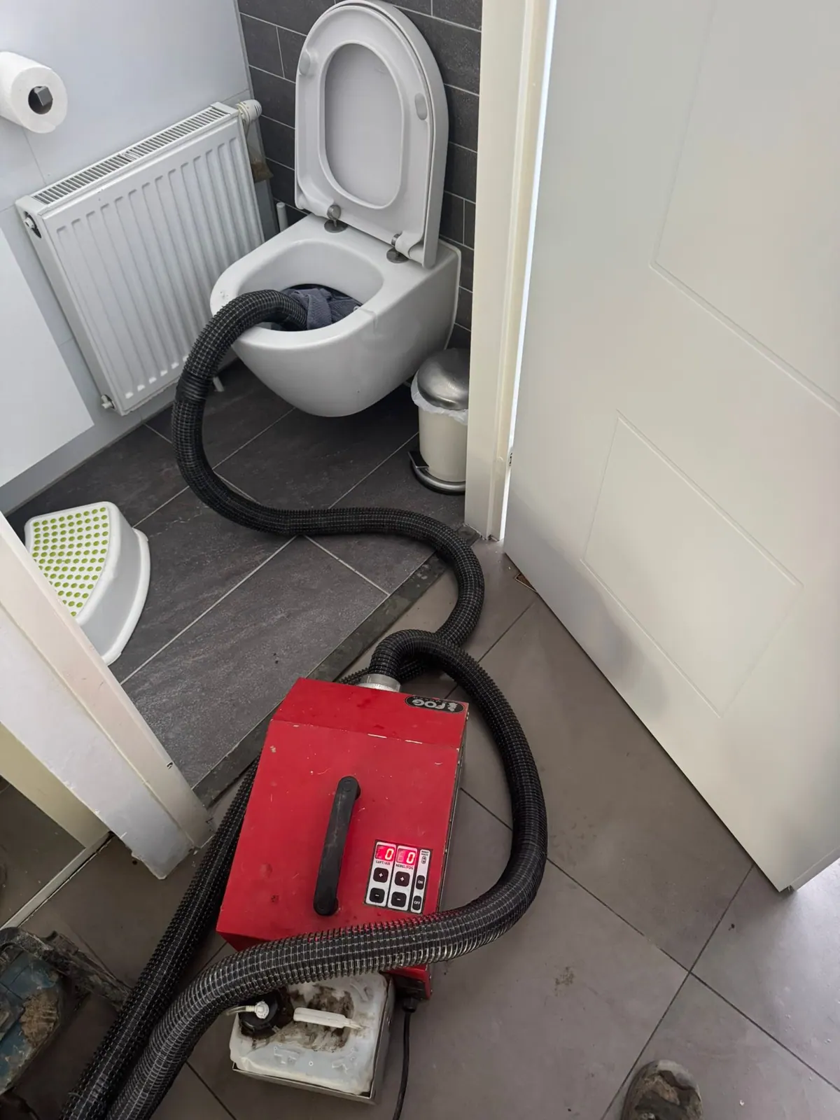 Rookmachine aangesloten op het toilet voor rookdetectie
