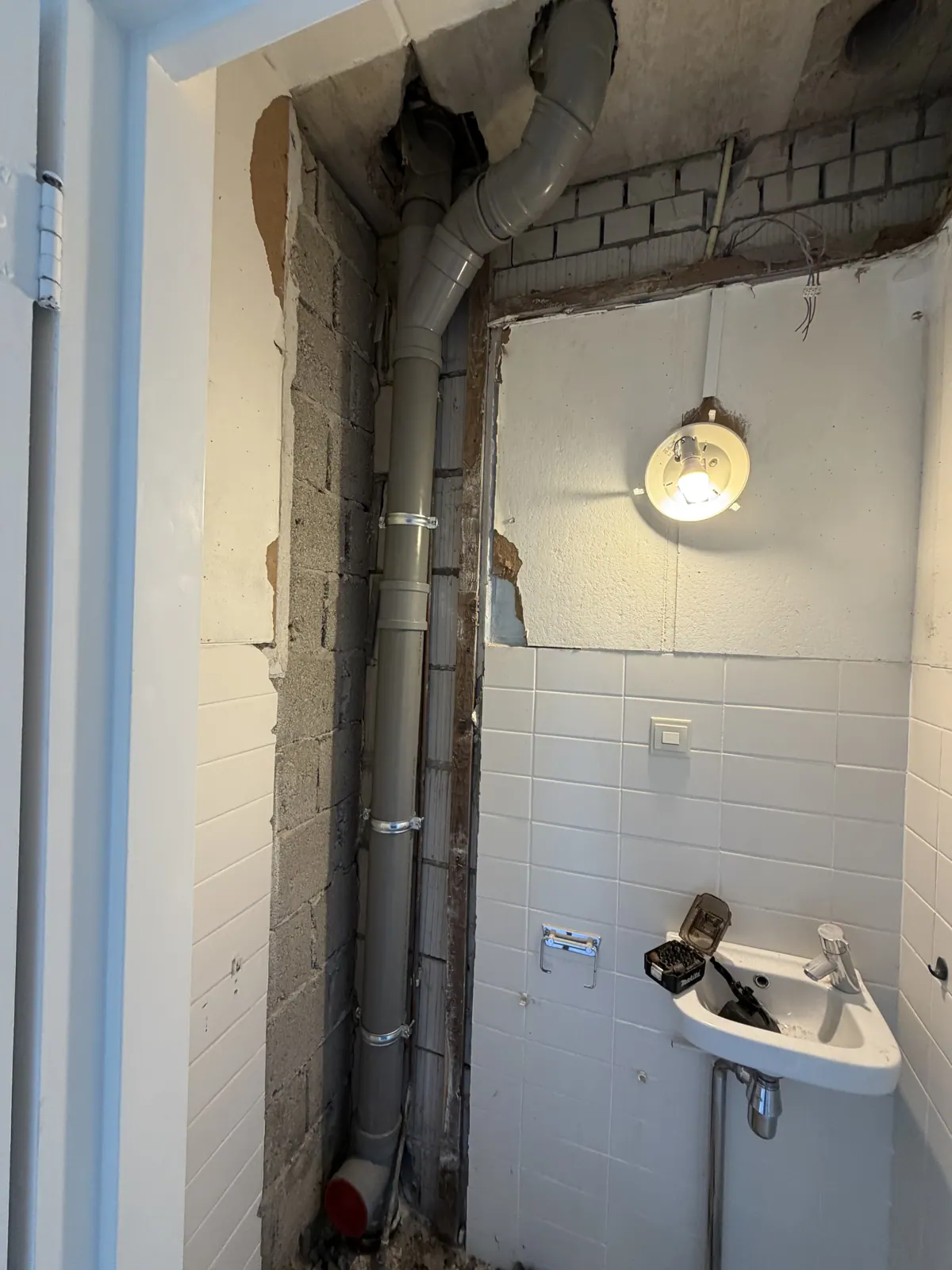 Standleiding vervangen in een toiletruimte